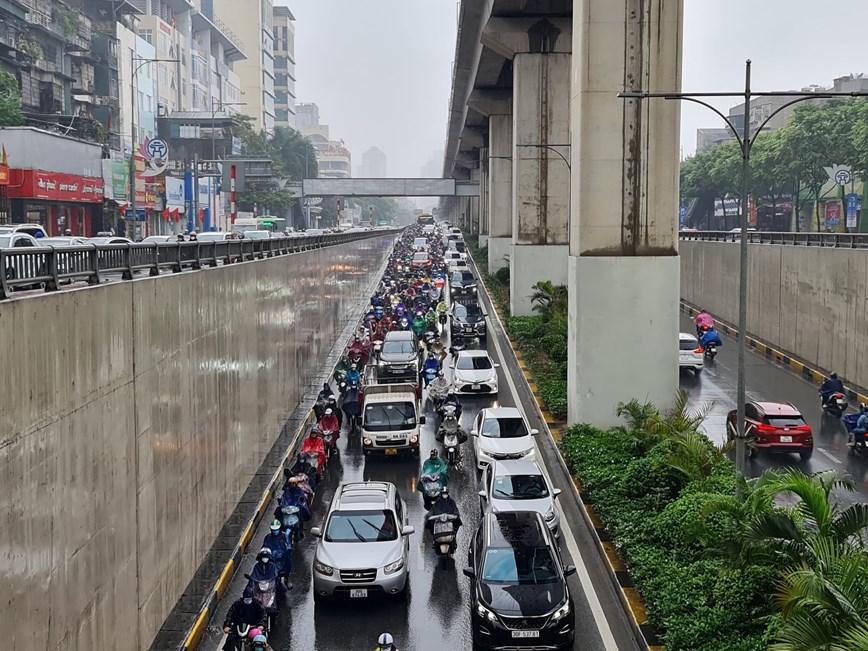 Hà Nội: Nhiều tuyến đường rơi vào tê liệt sáng đầu tuần - Ảnh 8