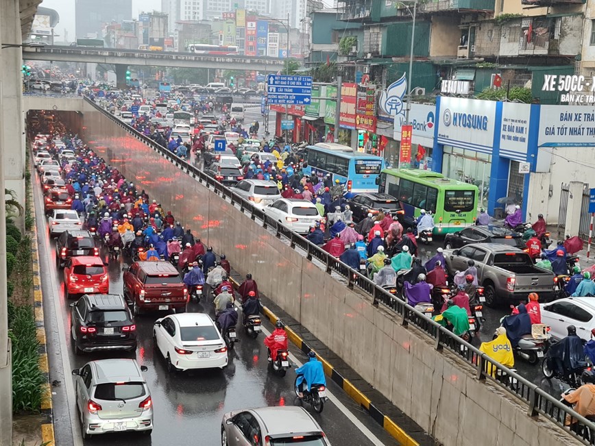 Hà Nội: Nhiều tuyến đường rơi vào tê liệt sáng đầu tuần - Ảnh 7