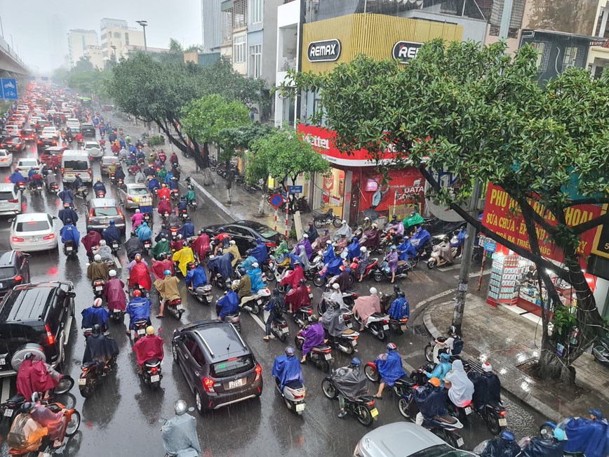 Hà Nội: Nhiều tuyến đường rơi vào tê liệt sáng đầu tuần - Ảnh 3