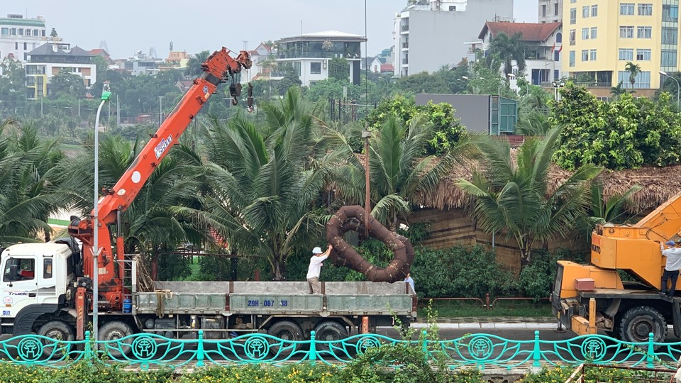 C&aacute;c hạng mục sau khi th&aacute;o dỡ, cắt dời sẽ được cần cẩu cỡ lớn vận chuyển l&ecirc;n bờ.