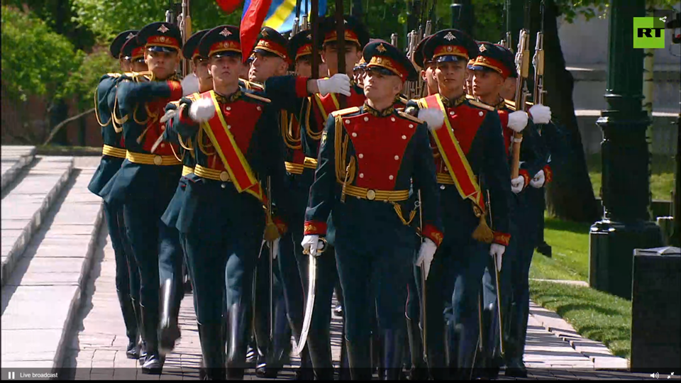 Chùm ảnh quân đội Nga duyệt binh mừng ngày chiến thắng tại Moscow - Ảnh 2