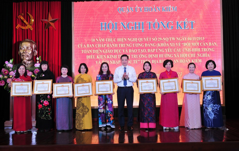 Ph&oacute; B&iacute; thư Thường trực Quận ủy Ho&agrave;n Kiếm Nguyễn Quốc Kh&aacute;nh trao tặng khen thưởng cho 9 tập thể c&oacute; th&agrave;nh t&iacute;ch xuất sắc trong 10 năm triển khai thực hiện Nghị quyết số 29-NQ/TW tr&ecirc;n địa b&agrave;n quận Ho&agrave;n Kiếm