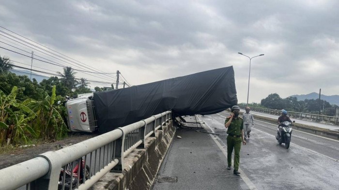 Tai nạn giao thông ngày 9/5/2023: Xe tải nằm vắt ngang lan can cầu - Ảnh 3