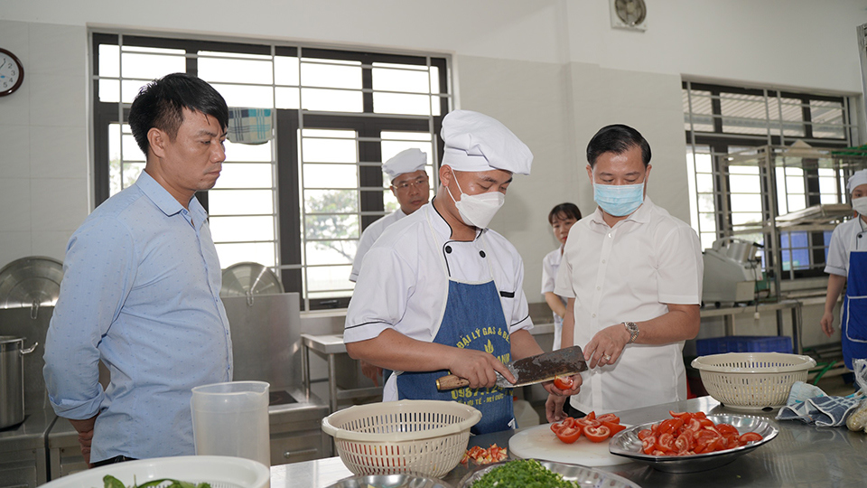 Đo&agrave;n kiểm tra c&ocirc;ng t&aacute;c bảo đảm ATTP tại bếp ăn của trường Tiểu học v&agrave; Trung học cơ sở Mỹ Đức.