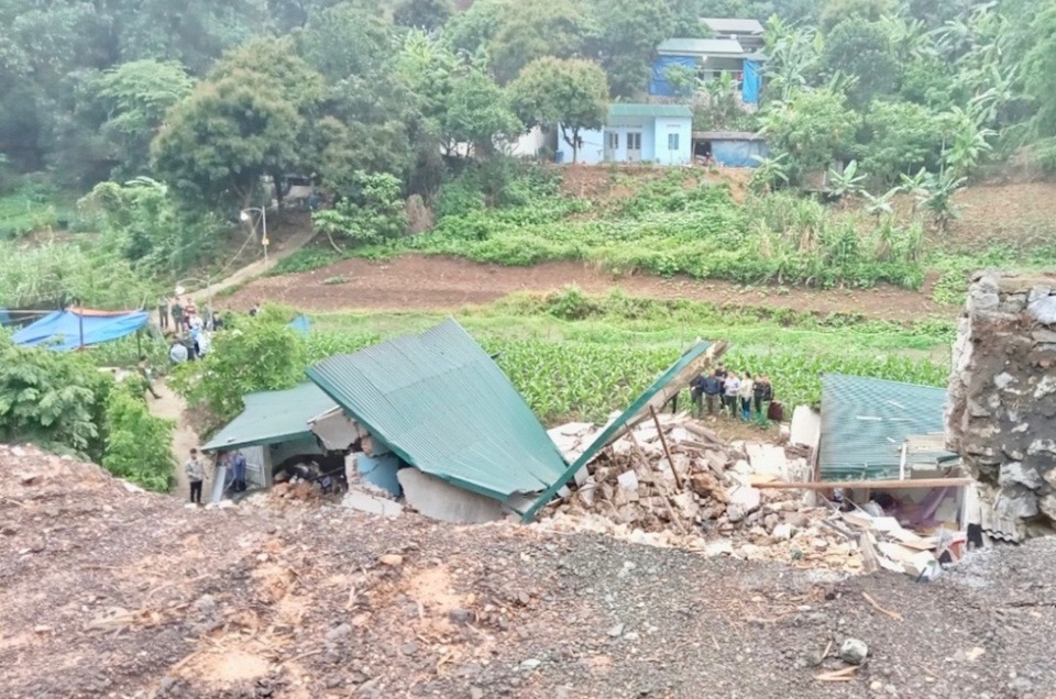 Nh&agrave; d&acirc;n bị sập đổ do d&ocirc;ng, lốc tại tỉnh Cao Bằng.