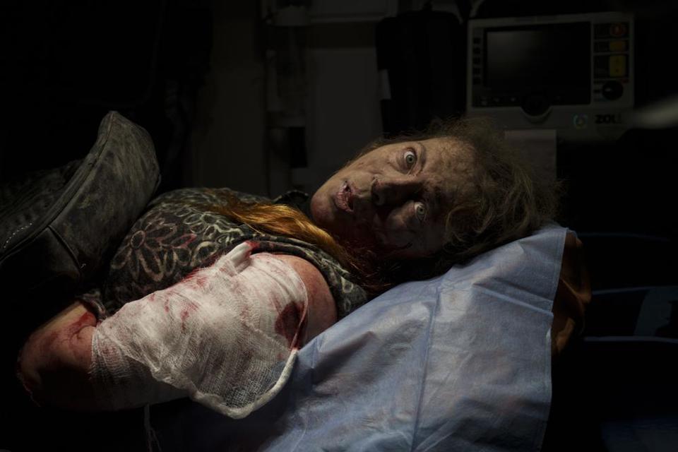 &Aacute;nh mắt &aacute;m ảnh của một cư d&acirc;n bị thương khi đ&atilde; nằm b&ecirc;n trong xe cấp cứu trước khi được đưa đến bệnh viện ở Kherson, miền Nam Ukraine, ng&agrave;y 24/11/2022.