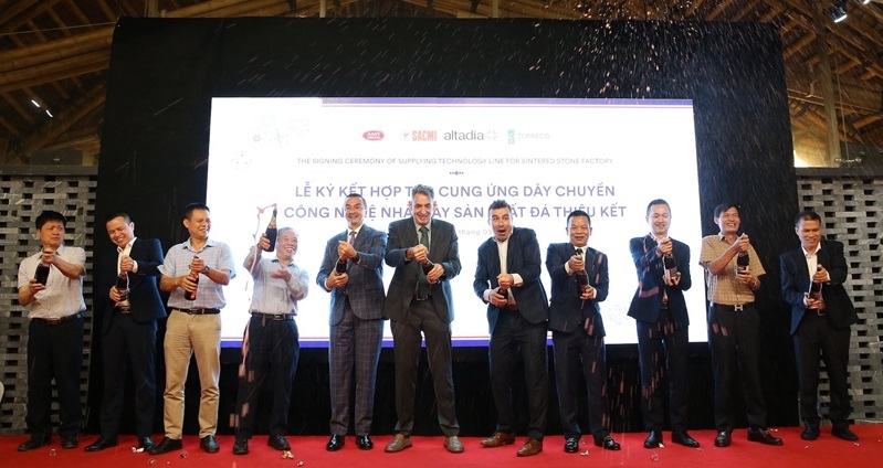 L&atilde;nh đạo Amy Grupo v&agrave; c&aacute;c đối t&aacute;c kỳ vọng v&agrave;o sự hợp t&aacute;c hiệu quả, th&agrave;nh c&ocirc;ng. Ảnh: Ho&agrave;ng Anh.