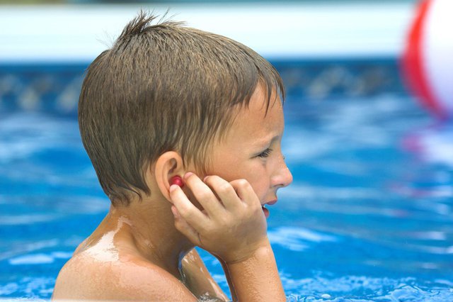 Mùa hè cho trẻ đi bơi cần cảnh giác nguy cơ lây nhiễm bệnh - Ảnh 1