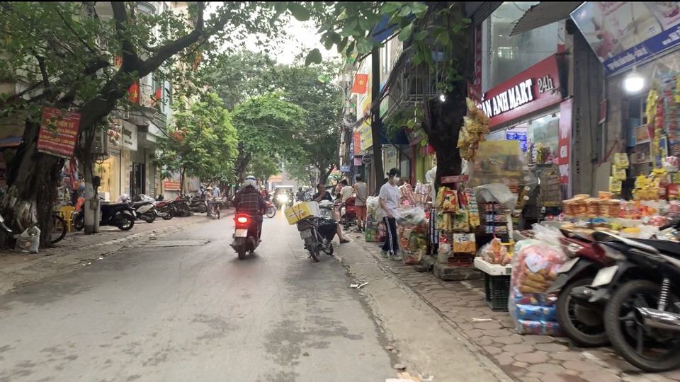 C&aacute;c cửa h&agrave;ng, si&ecirc;u thị đua nhau chiếm dụng vỉa h&egrave; l&agrave;m nơi b&agrave;y b&aacute;n h&agrave;ng h&oacute;a.