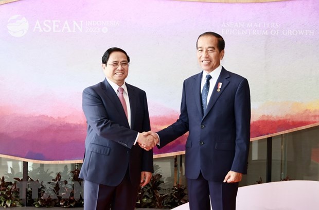 Thủ tướng Phạm Minh Ch&iacute;nh v&agrave; Tổng thống Indonesia Joko Widodo tại Labuan Bajo. (Ảnh: Dương Giang/TTXVN)
