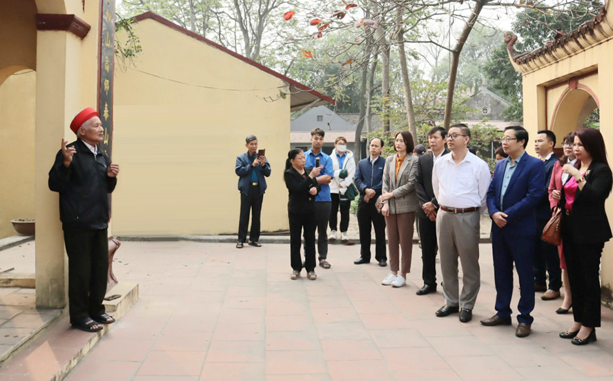 Kh&aacute;ch tham quan nghe giới thiệu về di t&iacute;ch Văn Chỉ, th&ocirc;n Nguyệt &Aacute;ng, x&atilde; Đại &Aacute;ng, huyện Thanh Tr&igrave;.