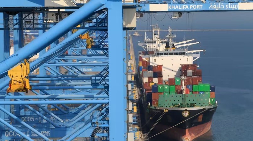 Một t&agrave;u container neo đậu tại cảng Khalifa ở Abu Dhabi, C&aacute;c Tiểu vương quốc Ả Rập Thống nhất (UAE). Ảnh: Reuters.