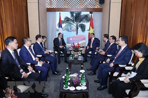 Thủ tướng Phạm Minh Ch&iacute;nh gặp Thủ tướng L&agrave;o Sonexay Siphandone. (Ảnh: Dương Giang/TTXVN)