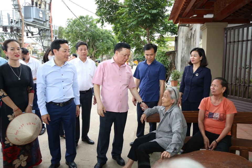 B&iacute; thư Th&agrave;nh ủy Đinh Tiến Dũng c&ugrave;ng c&aacute;c đồng ch&iacute; l&atilde;nh đạo th&agrave;nh phố tr&ograve; chuyện với người d&acirc;n tại di t&iacute;ch l&agrave;ng cổ ở Đường L&acirc;m.