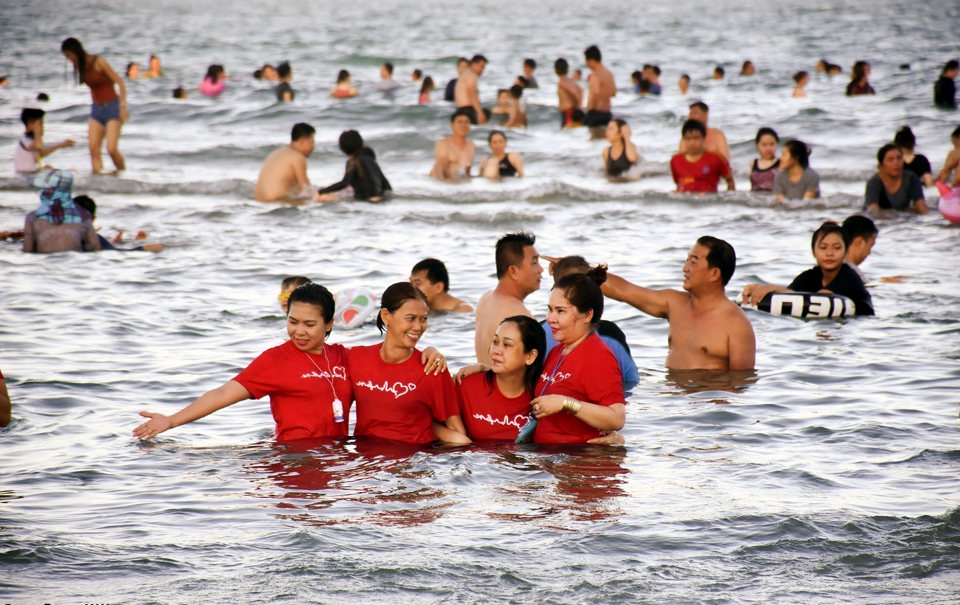 Kh&aacute;ch du lịch tắm biển Nha Trang. Ảnh: Ho&agrave;i Nam