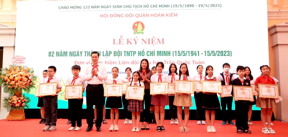 Ph&oacute; B&iacute; thư Thường trực Quận ủy Ho&agrave;n Kiếm Nguyễn Quốc Kh&aacute;nh v&agrave;&nbsp;Trưởng ban D&acirc;n vận Quận ủy Ho&agrave;n Kiếm Phạm Thị Thu Thủy khen thưởng 21 em đội vi&ecirc;n ti&ecirc;u biểu đại diện cho 21 Li&ecirc;n đội tr&ecirc;n địa b&agrave;n quận Ho&agrave;n Kiếm