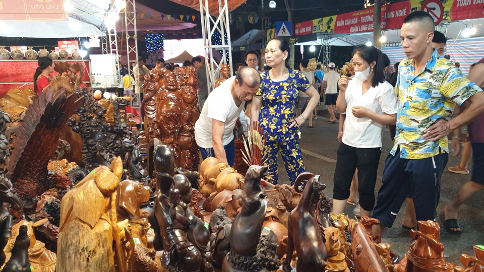 C&aacute;c gian h&agrave;ng tại&nbsp;Tuần Văn h&oacute;a &ndash; Thương mại &ndash; L&agrave;ng nghề quận Long Bi&ecirc;n thu h&uacute;t&nbsp; sự quan t&acirc;m của c&aacute;c đại biểu v&agrave; người d&acirc;n