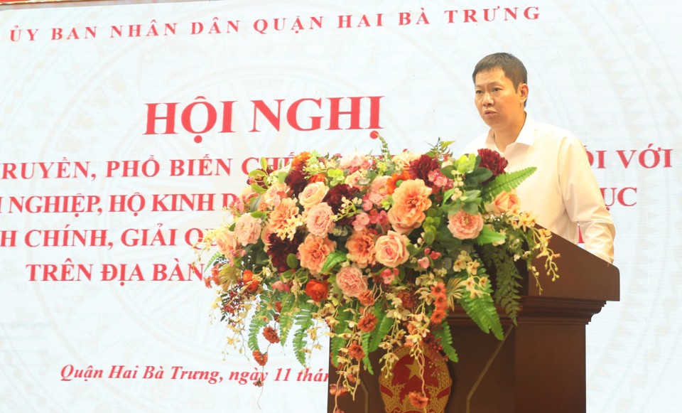 Ph&oacute; Chủ tịch UBND quận Hai B&agrave; Trưng Phan Văn Ph&uacute;c ph&aacute;t biểu.