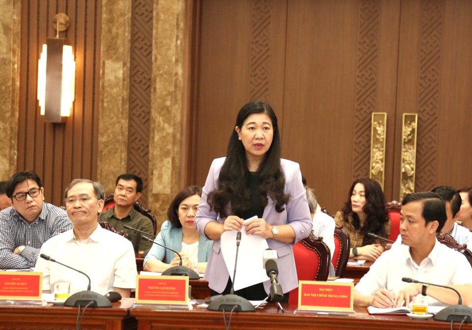 Chủ tịch Ủy ban MTTQ Việt Nam th&agrave;nh phố H&agrave; Nội Nguyễn Lan Hương ph&aacute;t biểu tham luận tại hội nghị.