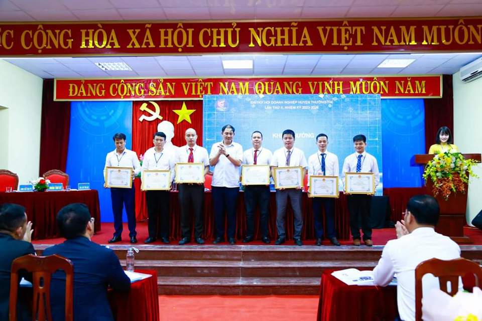 Chủ tịch UBND huyện Thường T&iacute;n Nguyễn Xu&acirc;n Minh trao Giấy khen cho c&aacute;c c&aacute; nh&acirc;n tại đại hội.