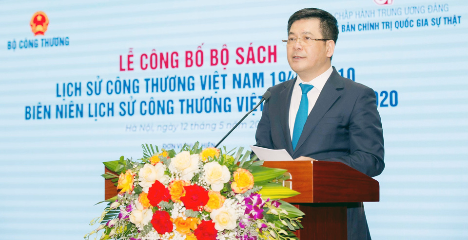 Bộ trưởng Bộ C&ocirc;ng thương Nguyễn Hồng Di&ecirc;n ph&aacute;t biểu tại buổi lễ ra mắt bộ s&aacute;ch. Ảnh: Ho&agrave;i Nam