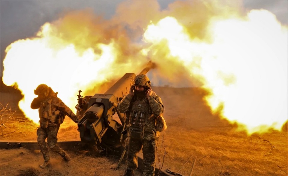 Qu&acirc;n nh&acirc;n Ukraine khai hỏa bằng lựu ph&aacute;o D-30 v&agrave;o c&aacute;c vị tr&iacute; của Nga gần Bakhmut, miền Đ&ocirc;ng Ukraine. Ảnh: AFP