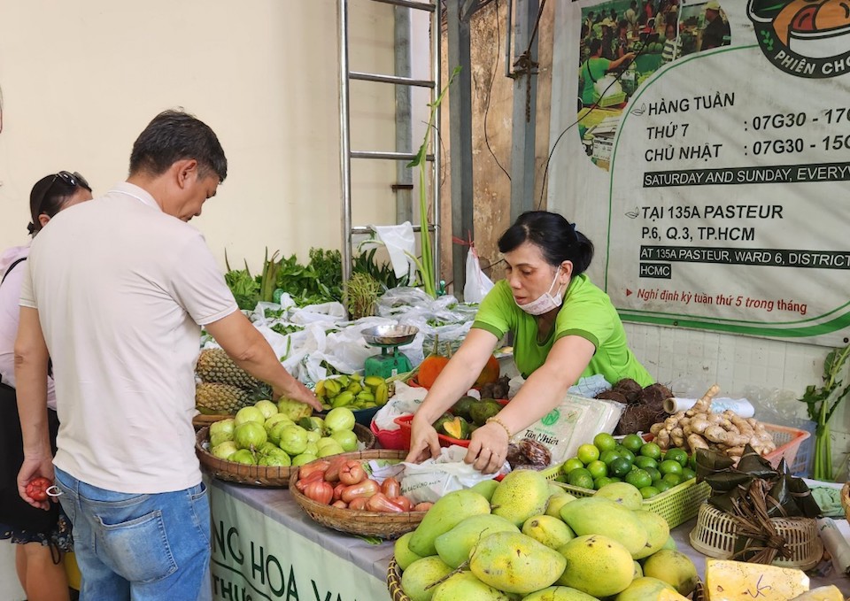 Gian h&agrave;ng rau, củ, quả... thu h&uacute;t lượng kh&aacute;ch đ&ocirc;ng tại phi&ecirc;n chợ s&aacute;ng nay