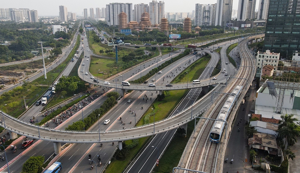 Đo&agrave;n t&agrave;u của Metro chạy thử đoạn tr&ecirc;n cao qua khu vực đ&ocirc; thị ở TP Thủ Đức.