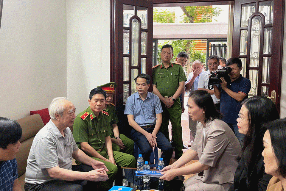 TP Hà Nội, quận Hà Đông thăm hỏi gia đình 4 người mất do cháy - Ảnh 2