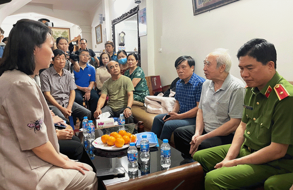 TP Hà Nội, quận Hà Đông thăm hỏi gia đình 4 người mất do cháy - Ảnh 3