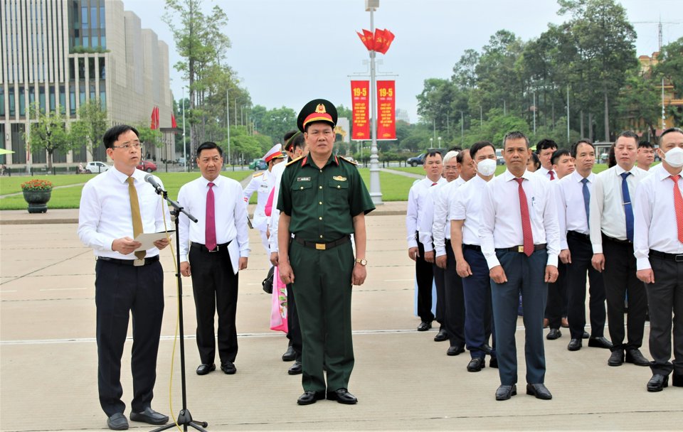 Ph&oacute; B&iacute; thư Quận ủy Hai B&agrave; Trưng Nguyễn Quang Trung&nbsp; b&aacute;o c&ocirc;ng với B&aacute;c Hồ về những thành tích nổi bật mà Đảng bộ, ch&iacute;nh quyền, Nh&acirc;n d&acirc;n quận đạt được trong nửa đầu nhiệm kỳ Đại hội Đảng bộ quận lần thứ XXVI, nhiệm kỳ 2020 - 2025