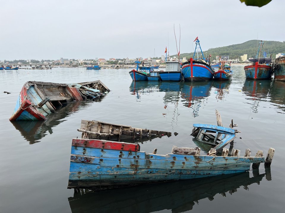 X&aacute;c t&agrave;u nằm ngổn ngang ở cảng c&aacute; Sa Huỳnh.