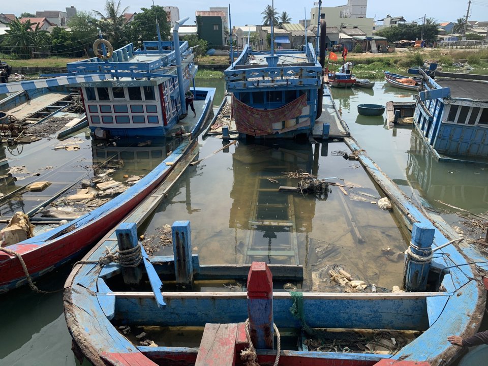 Những t&agrave;u c&aacute; trị gi&aacute; h&agrave;ng tỷ đồng bị bỏ kh&ocirc;ng, ngập trong nước.