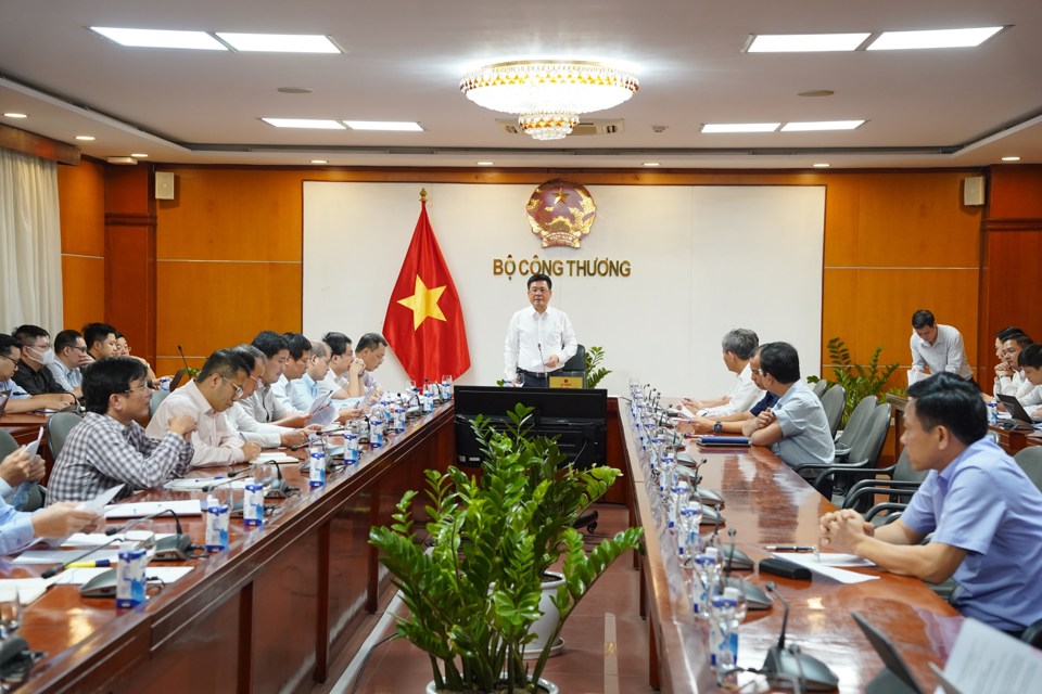 Bộ trưởng Bộ C&ocirc;ng Thương Nguyễn Hồng Di&ecirc;n chủ tr&igrave; buổi l&agrave;m việc.