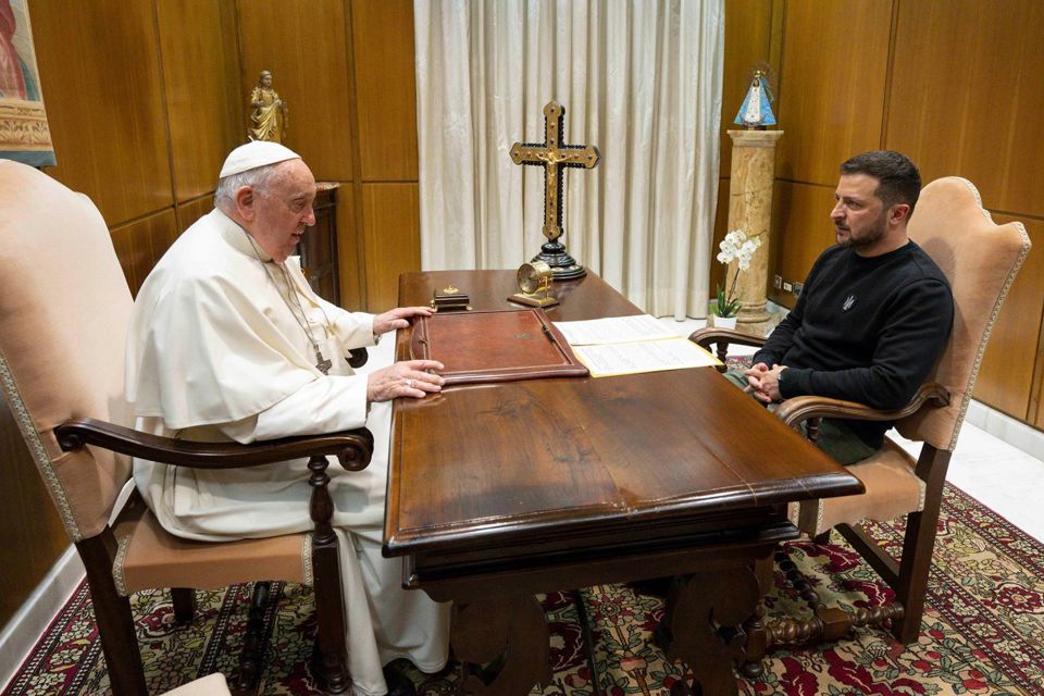 &nbsp;Tổng thống Ukraine Volodymyr Zelensky gặp Gi&aacute;o ho&agrave;ng Francis tại Vatican h&ocirc;m 13/5. Ảnh: AP