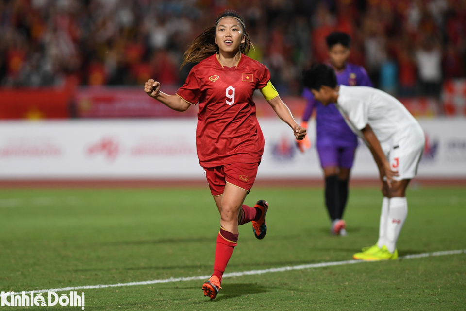 Huỳnh Như l&agrave; cầu thủ mở tỷ số cho tuyển nữ Việt Nam trong trận chung kết SEA Games 32.