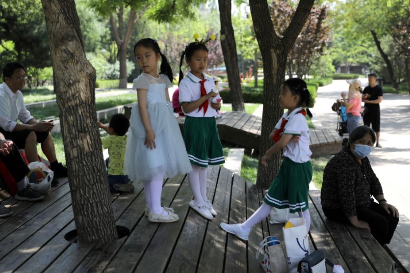 Trẻ em vui chơi tại một c&ocirc;ng vi&ecirc;n ở Bắc Kinh, Trung Quốc ng&agrave;y 1 th&aacute;ng 6 năm 2021. Ảnh: Reuters