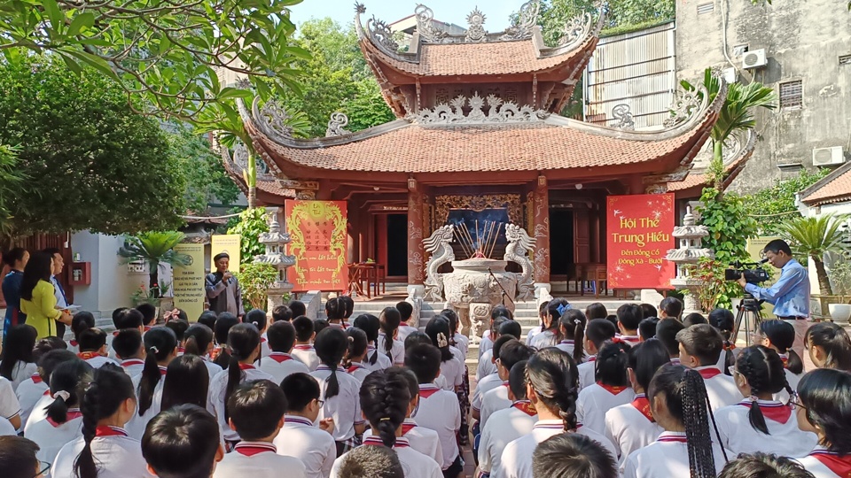 C&aacute;c em học sinh tham gia buổi sinh hoạt chuy&ecirc;n đề tại đền Đồng Cổ.