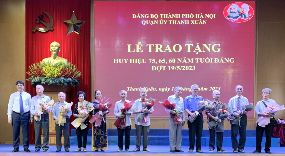 Quận Thanh Xuân trao Huy hiệu Đảng cho 480 đảng viên - Ảnh 1