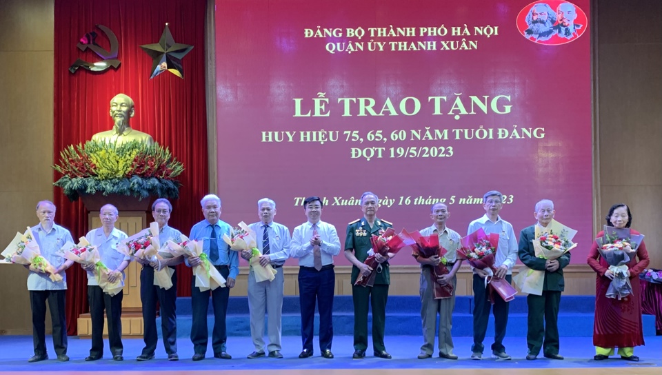 L&atilde;nh đạo quận Thanh Xu&acirc;n trao tặng Huy hiệu Đảng cho c&aacute;c đảng vi&ecirc;n l&atilde;o th&agrave;nh.