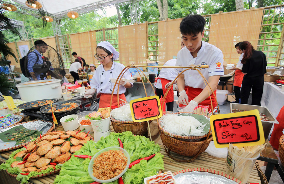 Giới thiệu ẩm thực H&agrave; Nội v&agrave; TP Hồ Ch&iacute; Minh tại lễ hội văn h&oacute;a ẩm thực H&agrave; Nội. Ảnh: Ho&agrave;i Nam