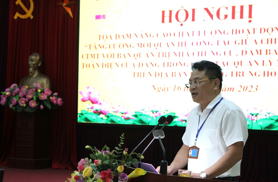 Chủ tịch UBND phường Trung H&ograve;a Nguyễn Hải Đăng ph&aacute;t biểu tại buổi tọa đ&agrave;m.