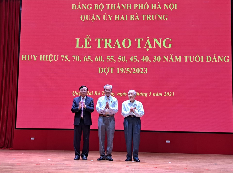 B&iacute; thư Quận ủy Hai B&agrave; Trưng Nguyễn Văn Nam trao Huy hiệu 65 năm tuổi Đảng cho c&aacute;c đảng vi&ecirc;n