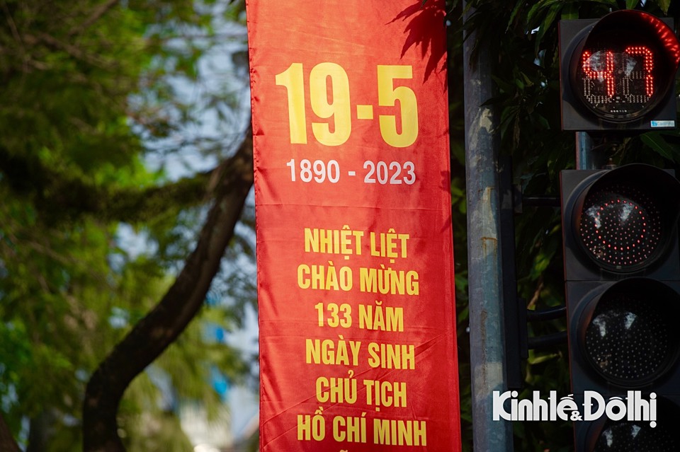 Hà Nội rực rỡ dịp kỷ niệm 133 năm Ngày sinh Chủ tịch Hồ Chí Minh - Ảnh 2