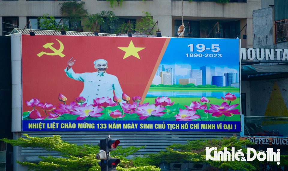 Tấm biển khổ lớn ch&agrave;o mừng 133 năm ng&agrave;y sinh Chủ tịch Hồ Ch&iacute; Minh tại ng&atilde; 7 &Ocirc; Chợ Dừa (quận Đống Đa).