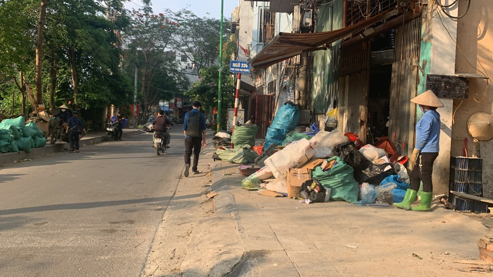 Vỉa h&egrave; phố Trần Đại Nghĩa bị chiếm dụng l&agrave;m nơi tập kết phế thải t&aacute;i chế.