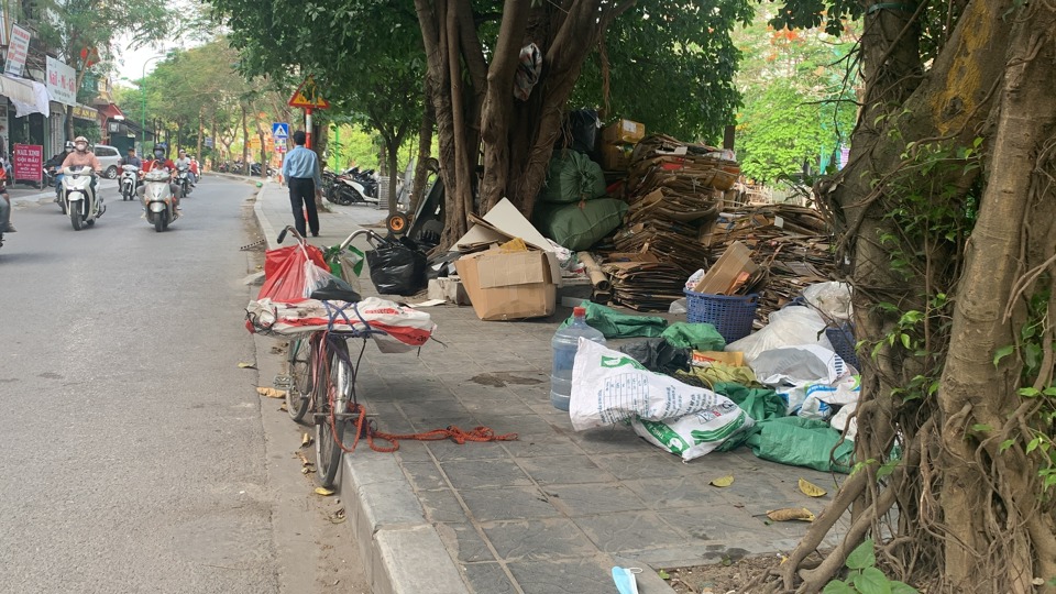 Giấy vụn, c&aacute;c loại phế thải c&oacute; thể t&aacute;i chế qu&acirc;y chặt vỉa h&egrave; phố Trần Đại Nghĩa.