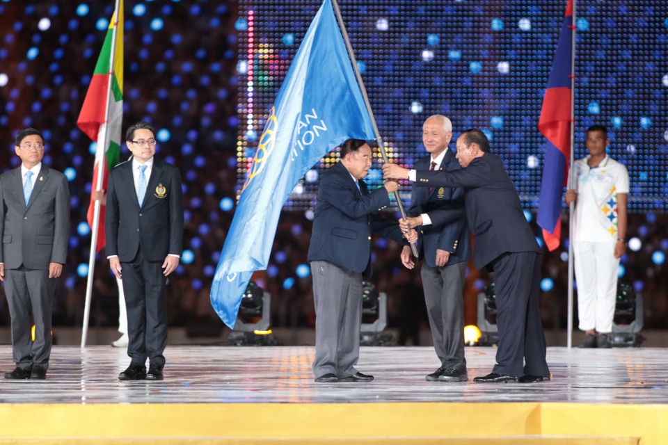 Campuchia trao cờ cho nước chủ nh&agrave; SEA Games 33 l&agrave; Th&aacute;i Lan. Ảnh: B&ugrave;i Lượng