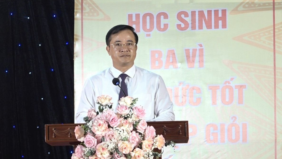 Chủ tịch UBND huyện Ba V&igrave; Đỗ Mạnh Hưng ph&aacute;t biểu tại buổi lễ.
