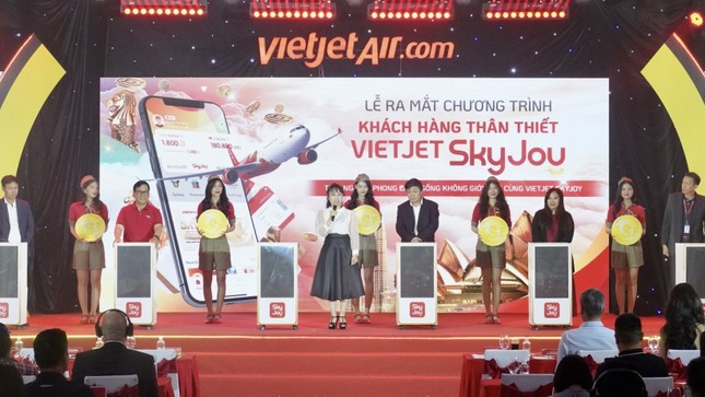 L&atilde;nh đạo Vietjet thực hiện nghi thức ra mắt ch&iacute;nh thức chương tr&igrave;nh kh&aacute;ch h&agrave;ng th&acirc;n thiết Vietjet SkyJoy